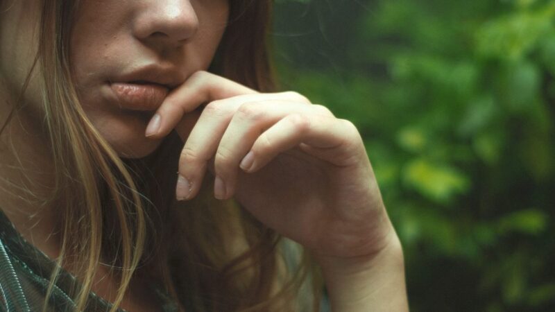 Как передается герпес на губах – причины заражения